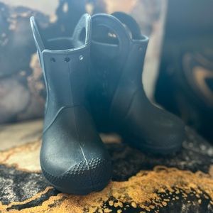 croc navy blue waterproof handle rain boots in good condition